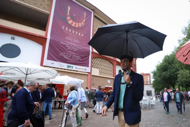 Tras una lluvia inicial la tarde se quedó entoldada en la Plaza de los Califas