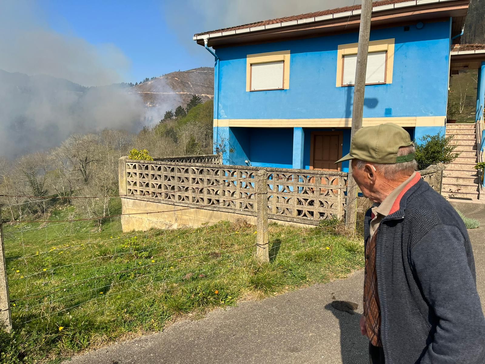 Segunda jornada en vilo por el fuego entre Piloña y Nava