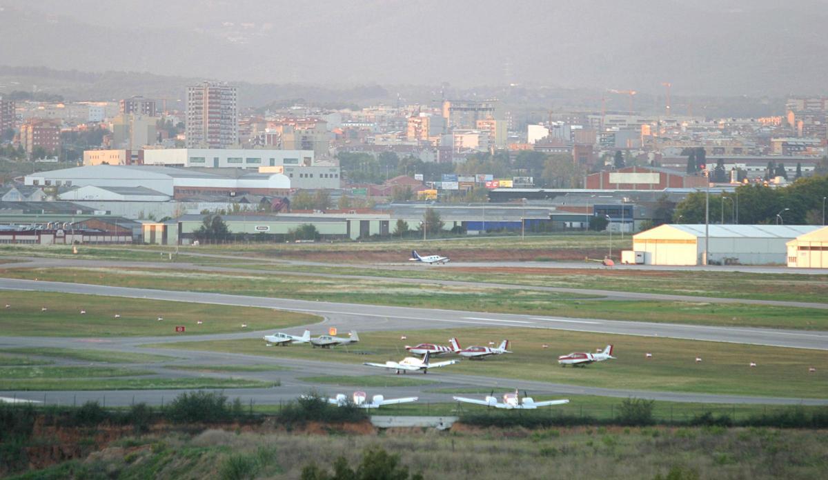 El aeropuerto de Sabadell con Badia del Vallès en el fondo