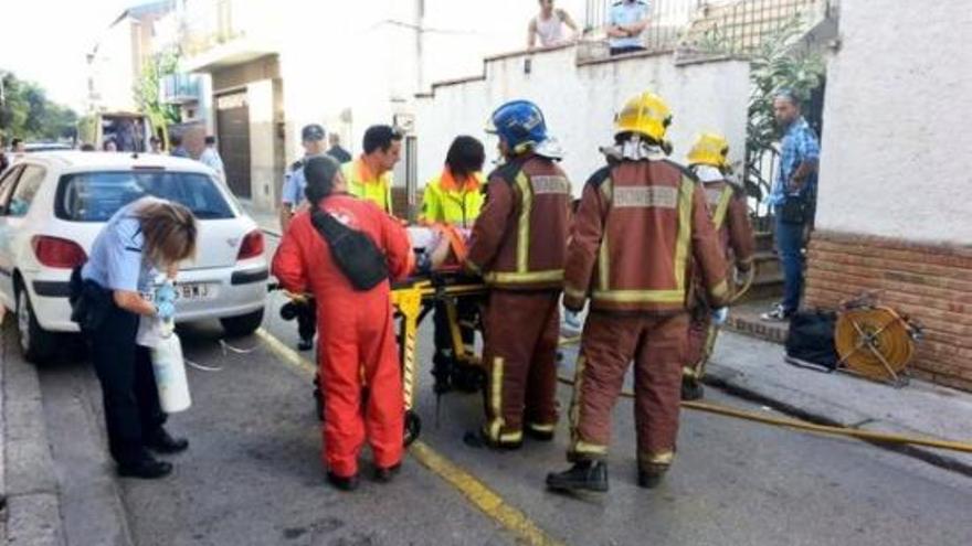 Una noia ferida en precipitar-se pel balcó d&#039;un primer pis que s&#039;havia incendiat a Figueres