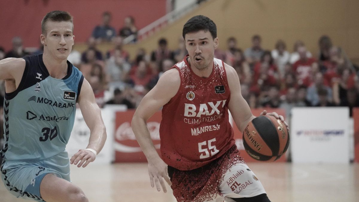 Dani Pérez, davant de Somogyi, en el partit de pretemporada a Sant Julià de Vilatorta