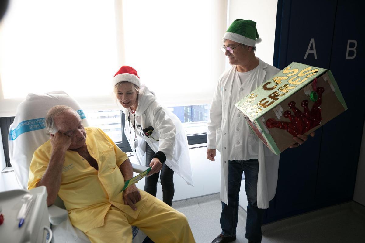 Las postales navideñas de los alumnos de Cas Serres llegan un año más al Hospital Can Misses Las postales navideñas de los alumnos de Cas Serres llegan un año más al Hospital Can Misses