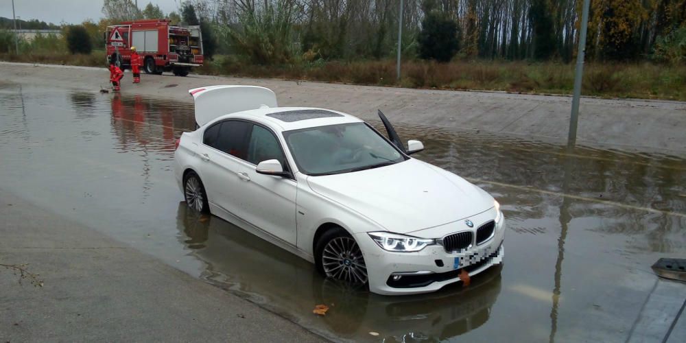 Un cotxe ha quedat aturat per l'aigua a Hostalric