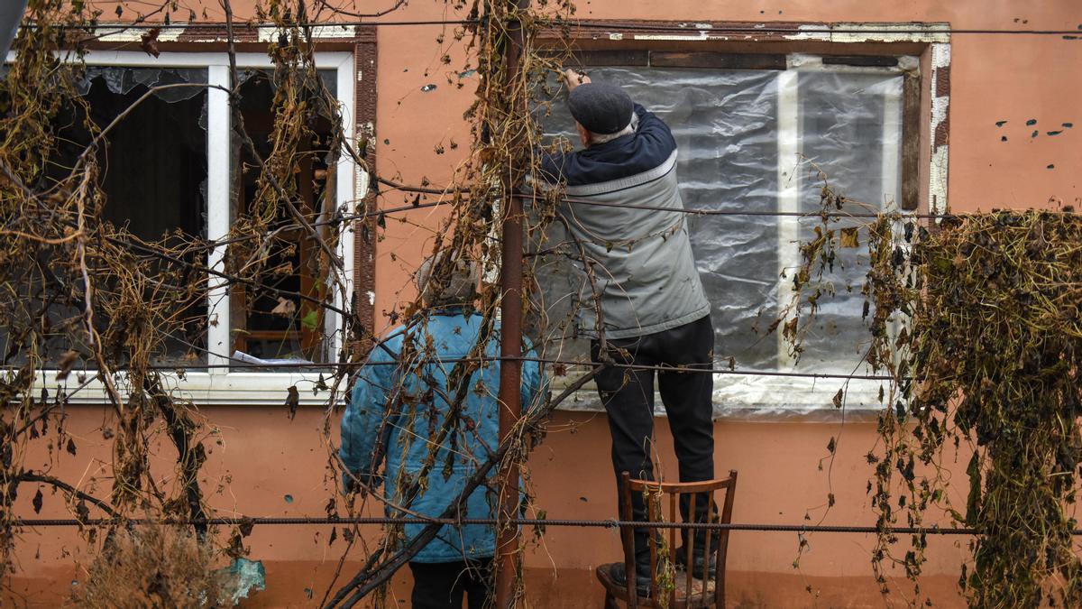 Varias personas regresan a sus casas en Jersón.