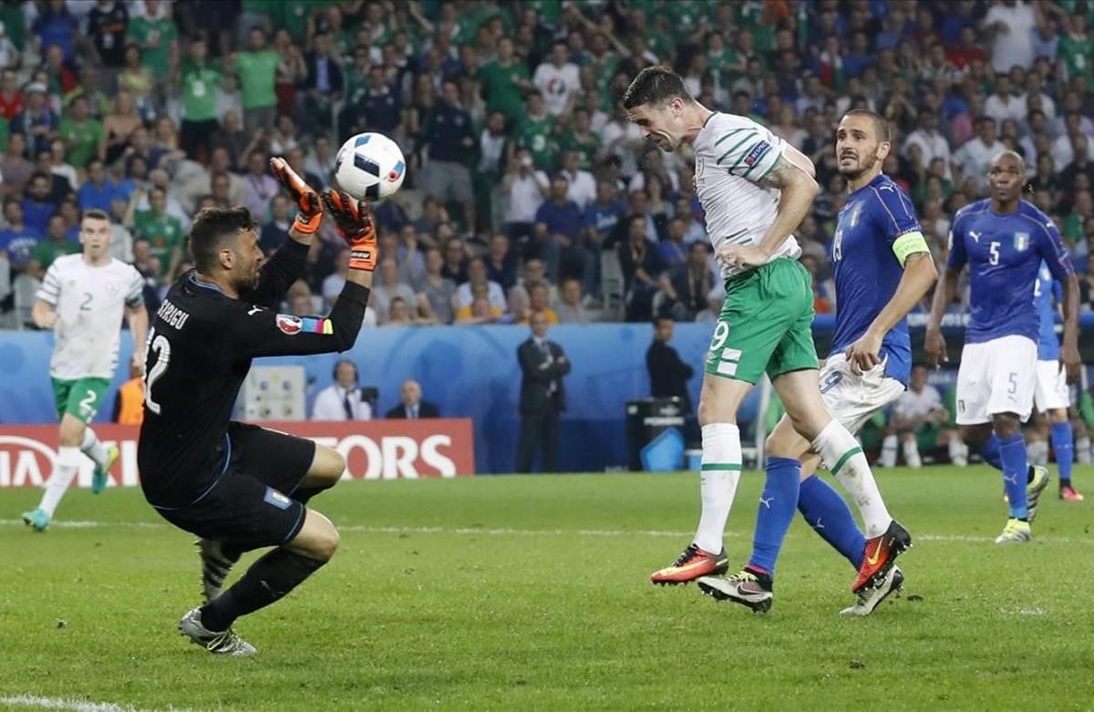 Robbie Brady anota su primer gol en el Italia- República de Irlanda.