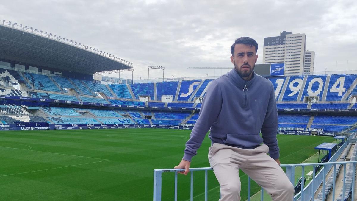Carlos Puga, lateral diestro del Málaga CF, posa para La Opinión en las gradas de La Rosaleda.