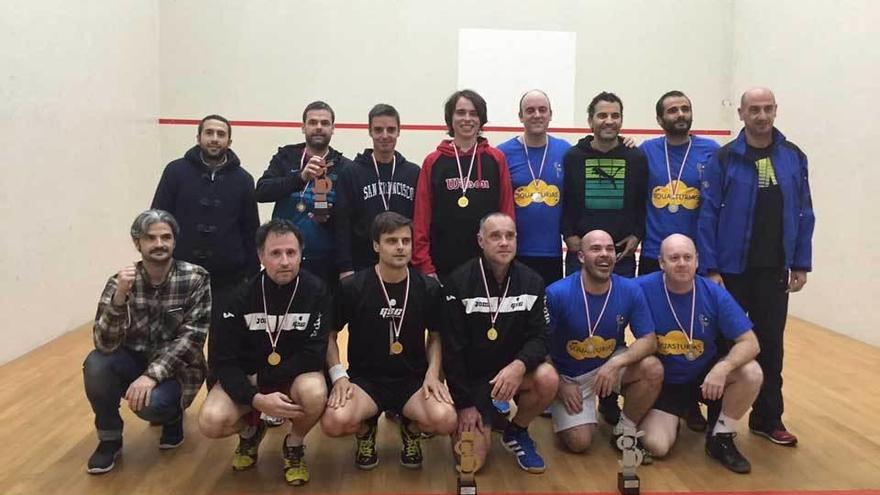 Los equipos que subieron al podio posan juntos al final del Campeonato.