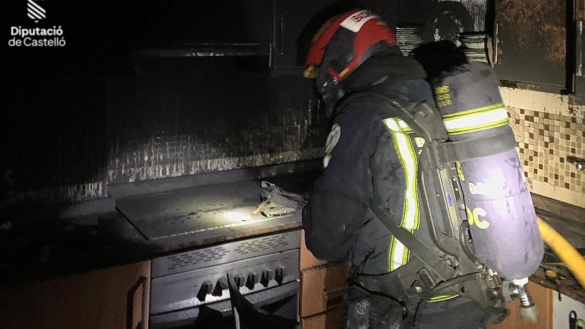 Bomberos del Consorcio de Diputación sofocan el incendio en una vivienda en la provincia.