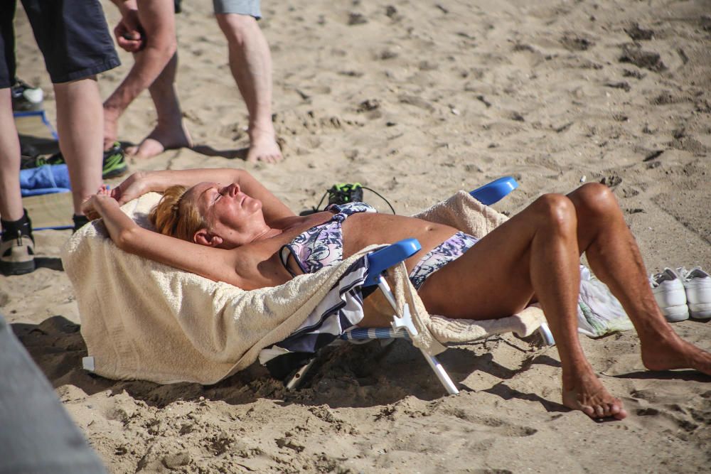 Las inusuales altas temperaturas han animado en los últimos días la afluencia a las playas de la Vega Baja. Aquí imágenes de la playa del Cura en Torrevieja.