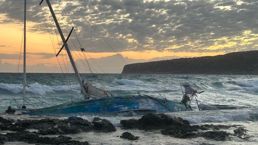 Rescatado con hipotermia un ciudadano extranjero tras encallar su velero contra las rocas en Formentera