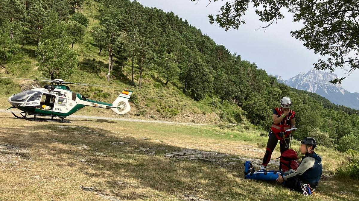 Salvamento de uno de los grupos del GREIM en el barranco de Miraval, en el Pirineo de Huesca, durante el pasado verano.