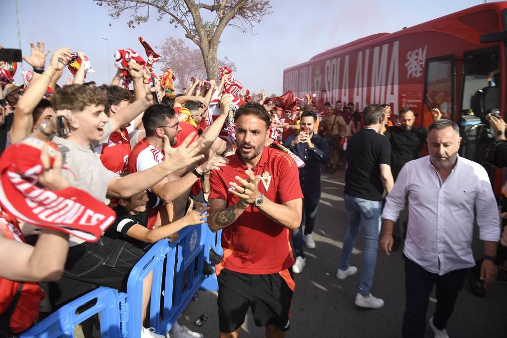 Recibimiento de la afición al Real Murcia antes del partido ante el Nástic