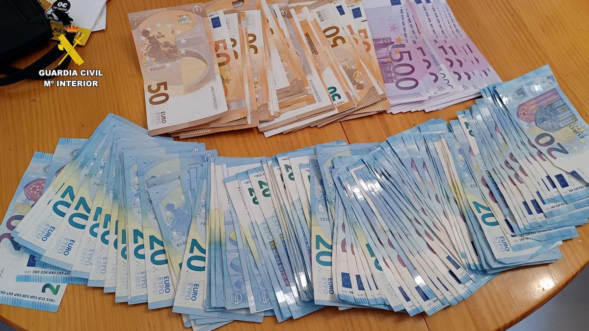 Dinero en efectivo intervenido por los agentes