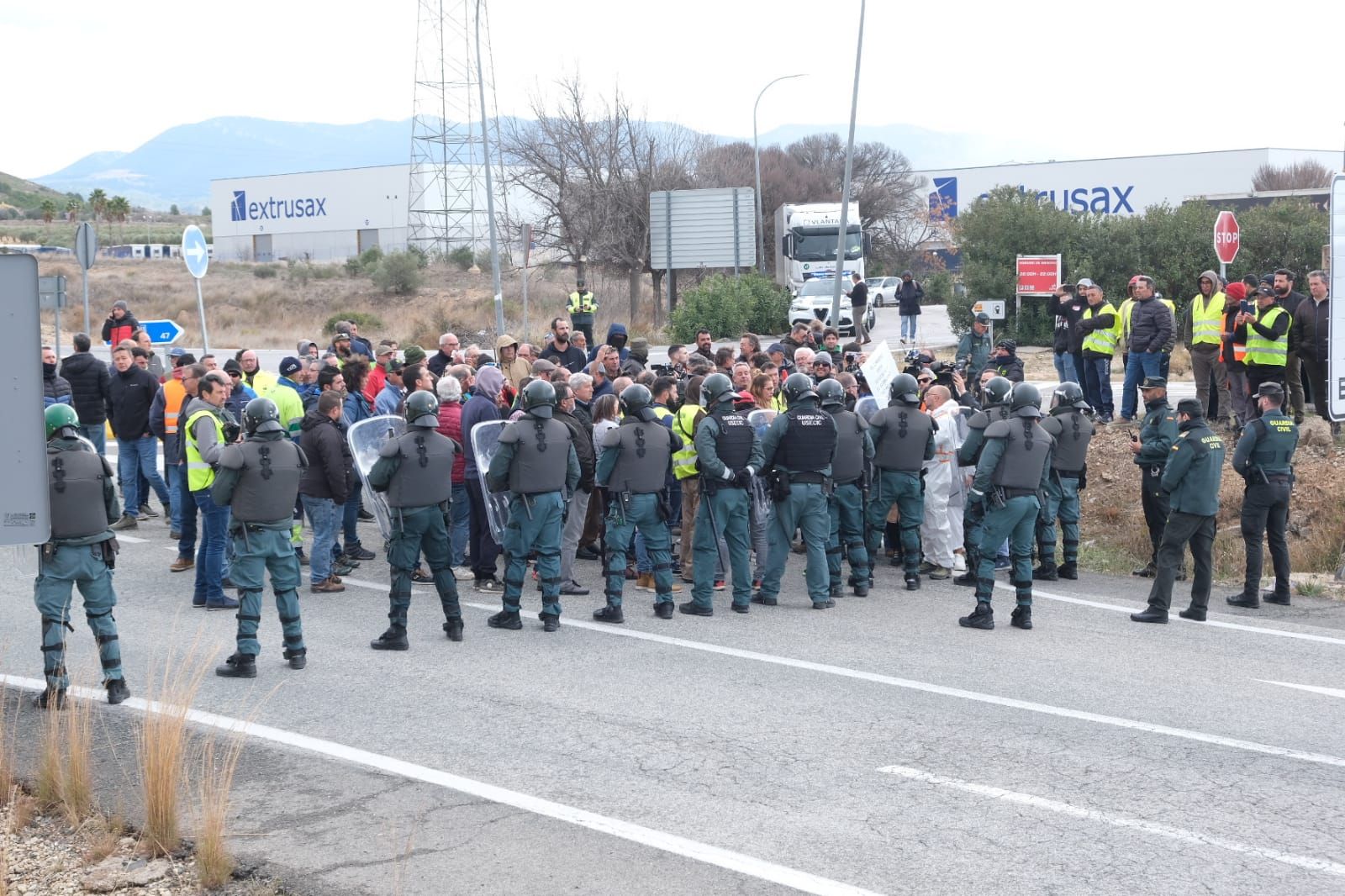 Los agricultores se concentran en tres comarcas de la provincia de Alicante en una tractorada por carreteras secundarias