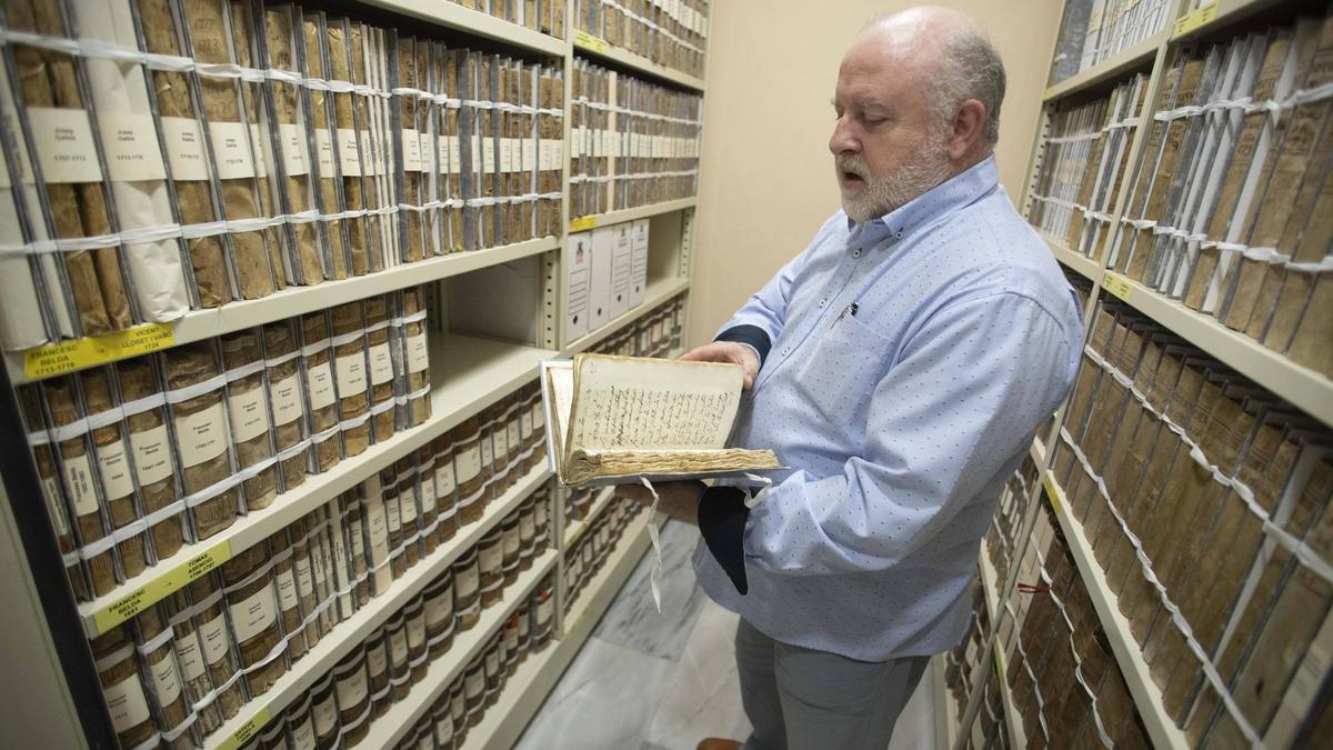 Vicent Terol, en las instalaciones del archivo histórico de Ontinyent.