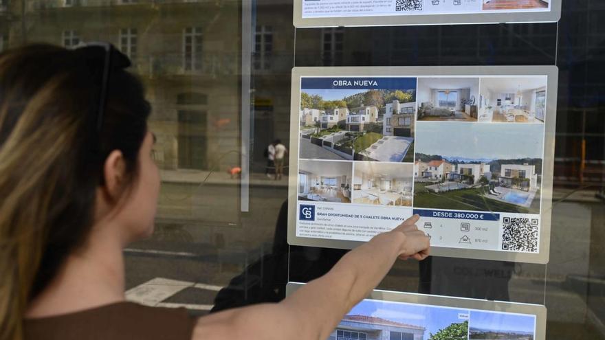 Una joven consulta el anuncio de una promoción en una inmobiliaria. | Pablo H. Gamarra