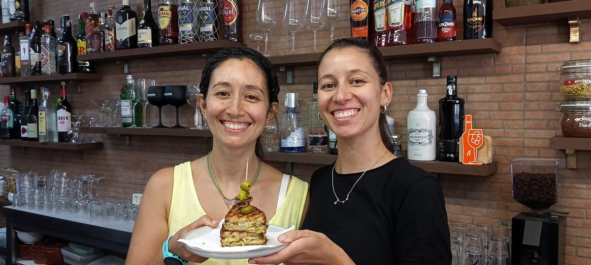 Noelia y Lorena Riorda, con el bocadillo de gilda de Bar Barrigó.