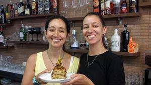 Noelia y Lorena Riorda, con el bocadillo de gilda de Bar Barrigó.