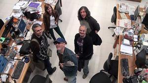 Els components de Sopa de Cabra visiten la redacció d’El Periódico i anuncien un segon concert al Sant Jordi.