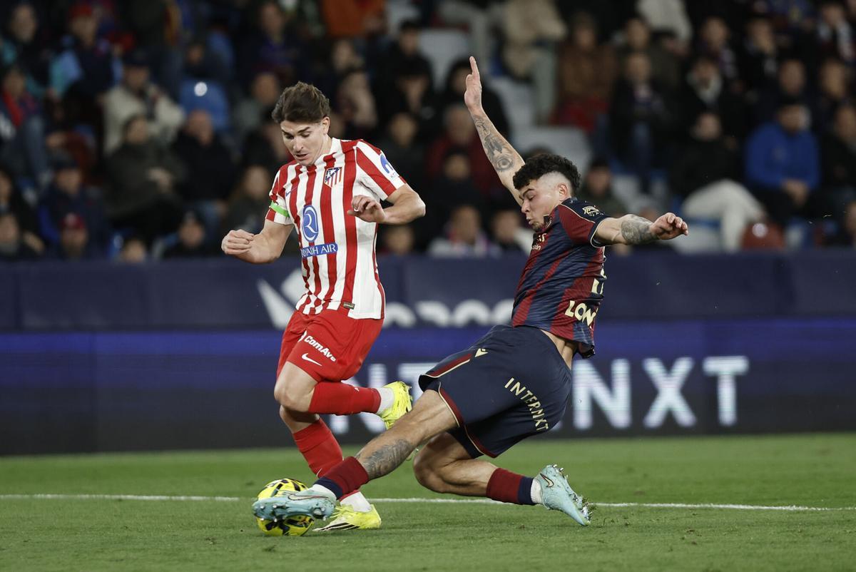 Julián Álvarez intenta llevarse el balón ante Alan Matturro