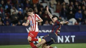 Julián Álvarez intenta llevarse el balón ante Alan Matturro