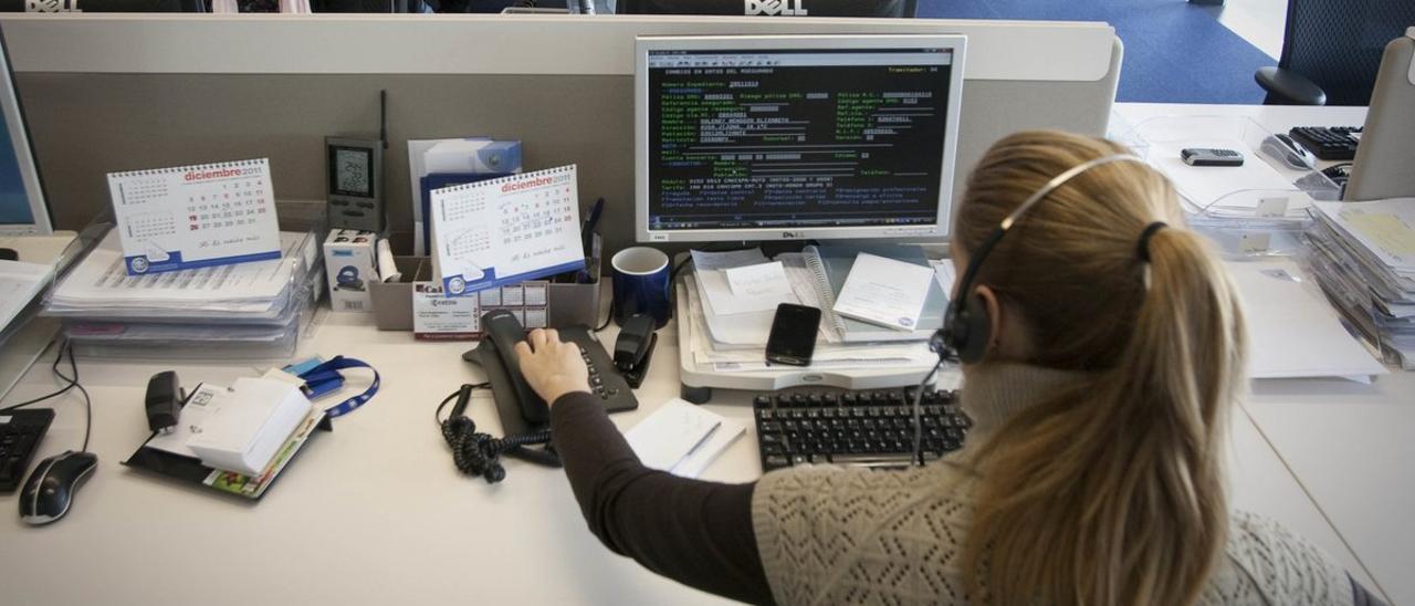 Una trabajadora de un centro de atención telefónica.