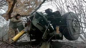 Un soldado de Ucrania a cargo de una pieza de artillería.