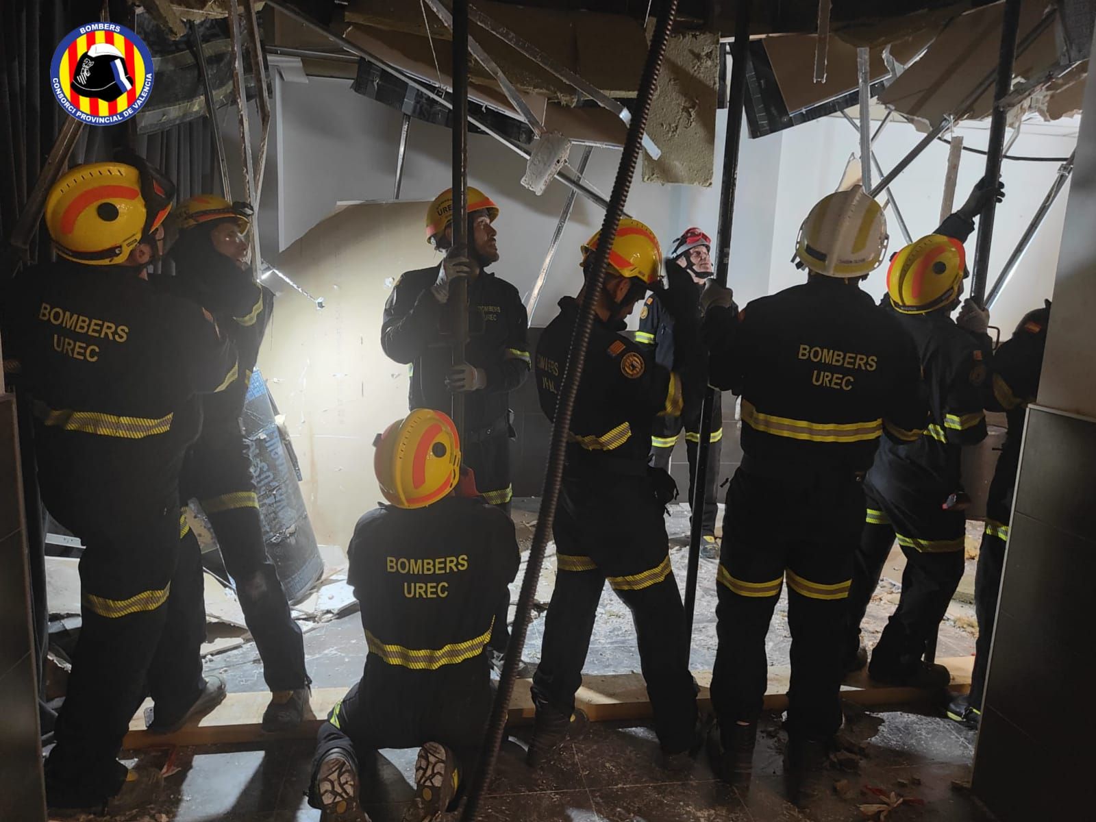 Los bomberos intervienen ante la caída de parte del falso techo en un casal de Torrent.