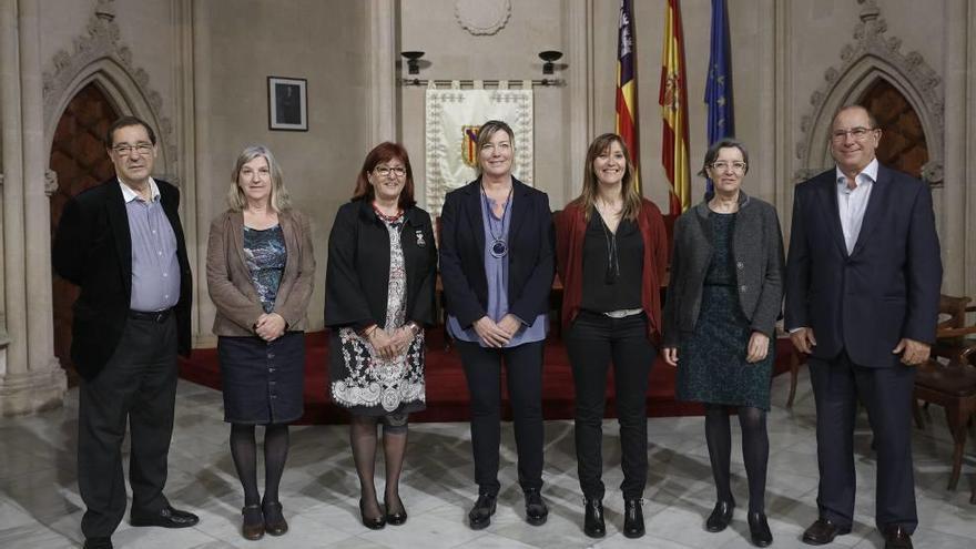 De izquierda a derecha, Adolfo Marqués, Carme Font, Isabel Zaldívar, Patricia Gómez, Mª Antònia Font, Carmen Santos y Juli Fuster.