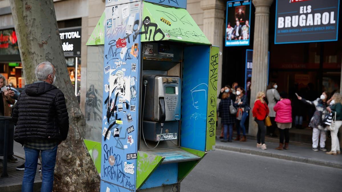 BARCELONA 22 04 2021 Cabina telefonica en la Rambla junto al Poliorama  de las pocas que quedan      FOTO  ALVARO MONGE