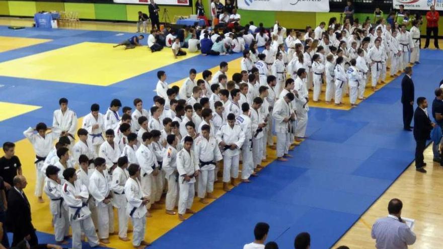 Los judokas participantes en el torneo forman en el centro del pabellón, ayer en Navia. // Ricardo Grobas