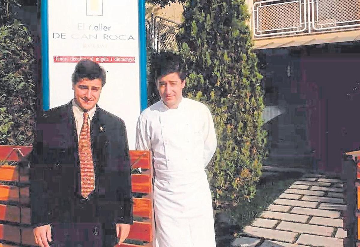 Josep i Joan Roca a la porta del Celler de Can Roca, en els inicis del restaurant.