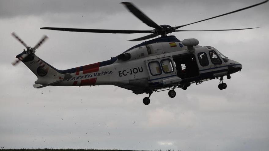 Rescatan a dos pescadores tras pasar la noche en el mar al hundirse su embarcación