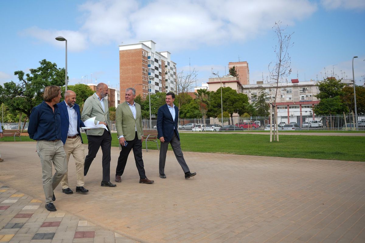 El alcalde de Sevilla, José Luis Sanz, y el delegado de Urbanismo, Juan de la Rosa, visitan el nuevo parque del barrio de la Cruz del Campo