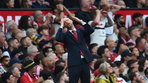 Erik ten Hag se enfada durante un partido del Manchester United.