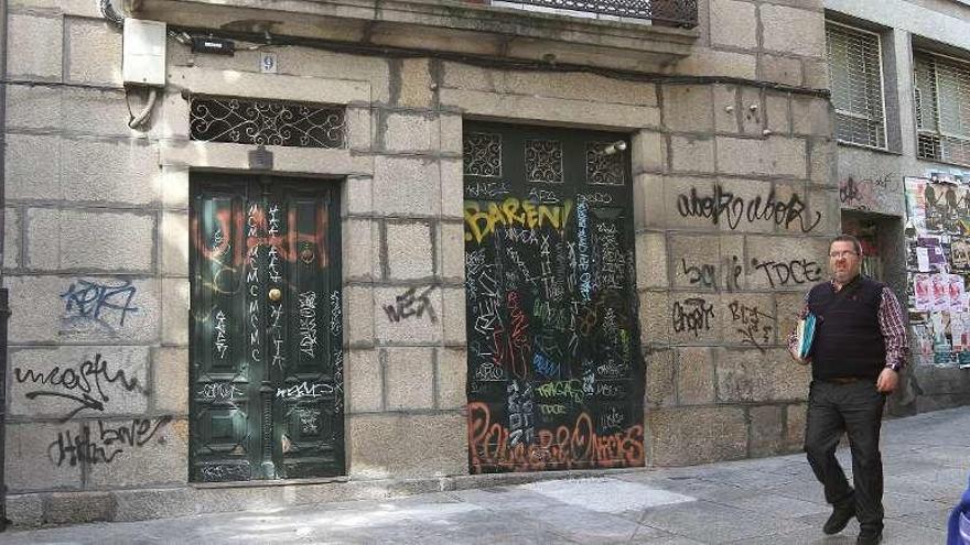 Pintadas en una de las calles del casco histórico de Ourense. // Iñaki Osorio