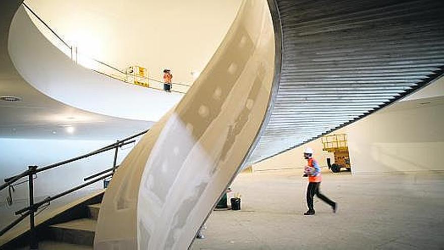 En la foto superior, la escalera helicoidal de la cúpula. /Ricardo Solís