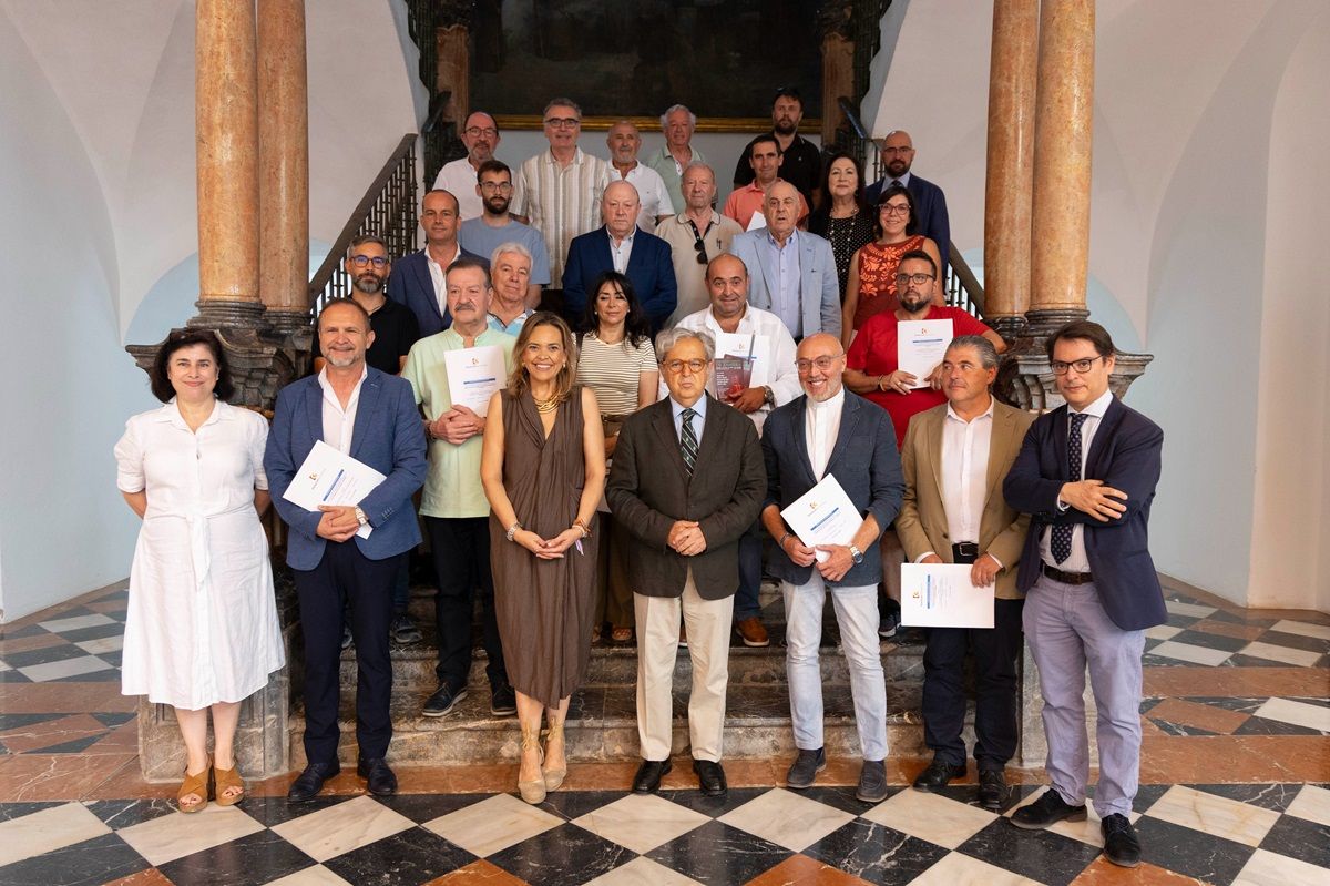 El presidente de la Dipitación y varios responsables de áreas con los representantes de asociaciones y colectivos que han recibido las ayudas.
