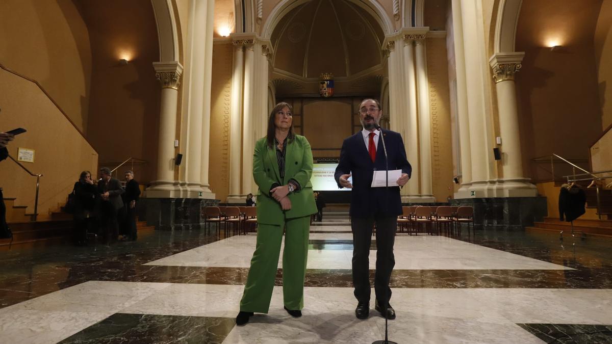 Javier Lambán y Sira Repollés, esta mañana, en la sala de la Corona.