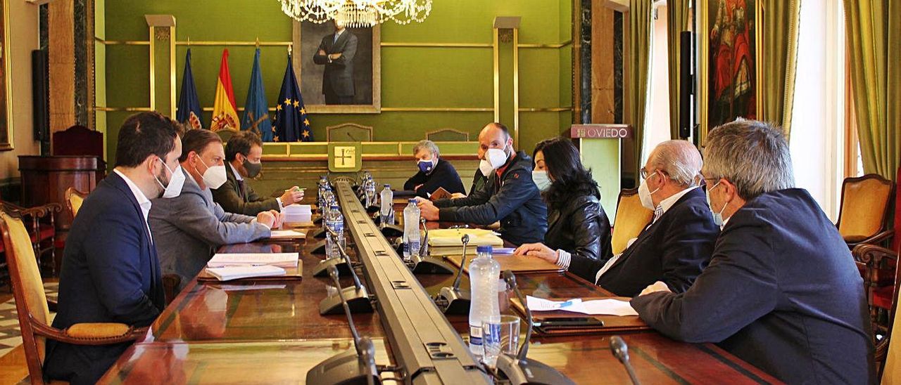 Los representantes vecinales, a la derecha, durante la reunión con el Alcalde, Nacho Cuesta y Jorge Fernández-Mier (Cs), el director general de Urbanismo.