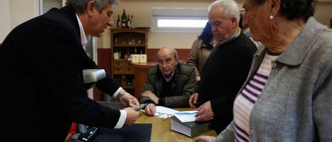 Por la izquierda, Tito Aramendi, José Antonio González, Manuel Suárez, de Casa Sierra, y Luisa Menéndez.