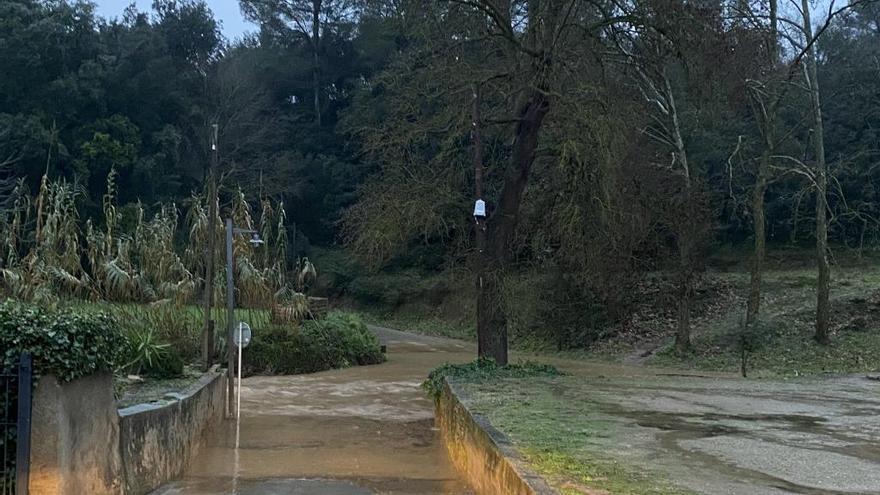 La carretera de Creixell, a Borrassà, està tallada.