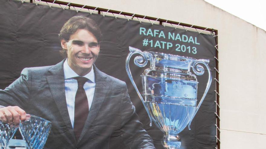 Nadal descubrió una lona con su fotografía que a partir de ahora lucirá en el CT Manacor.