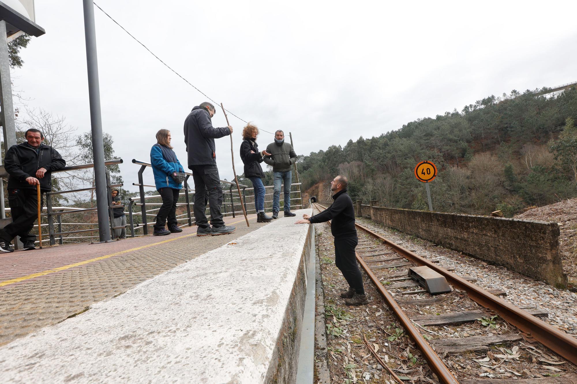 EN IMÁGENES: Un grupo de vecinos de Cudillero protagoniza una "medición irónica" para "informar" a Renfe y Adif de las dimensiones "reales" de un túnel de Feve.