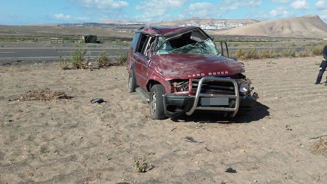 Una mujer y una niña de 21 meses, heridas en un vuelco en Lanzarote