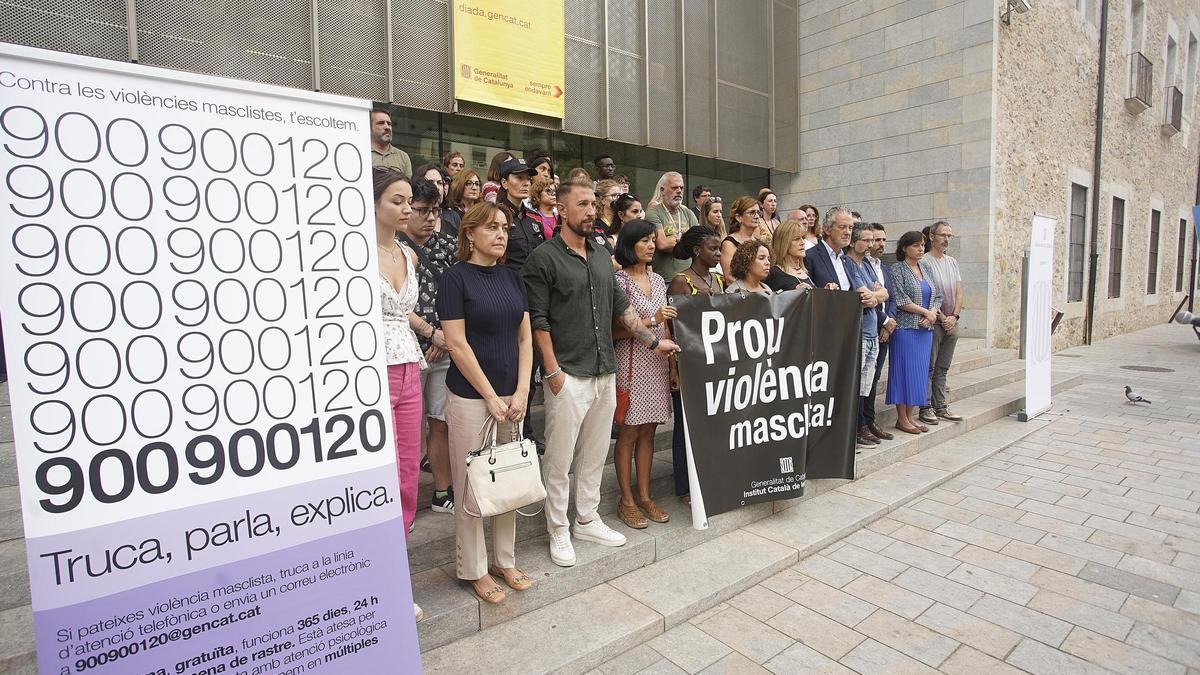 Concentració davant la seu del Govern a Girona pel feminicidi de Palamós.