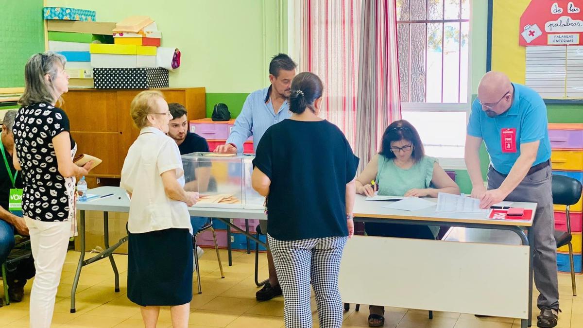 Votantes en Almendralejo