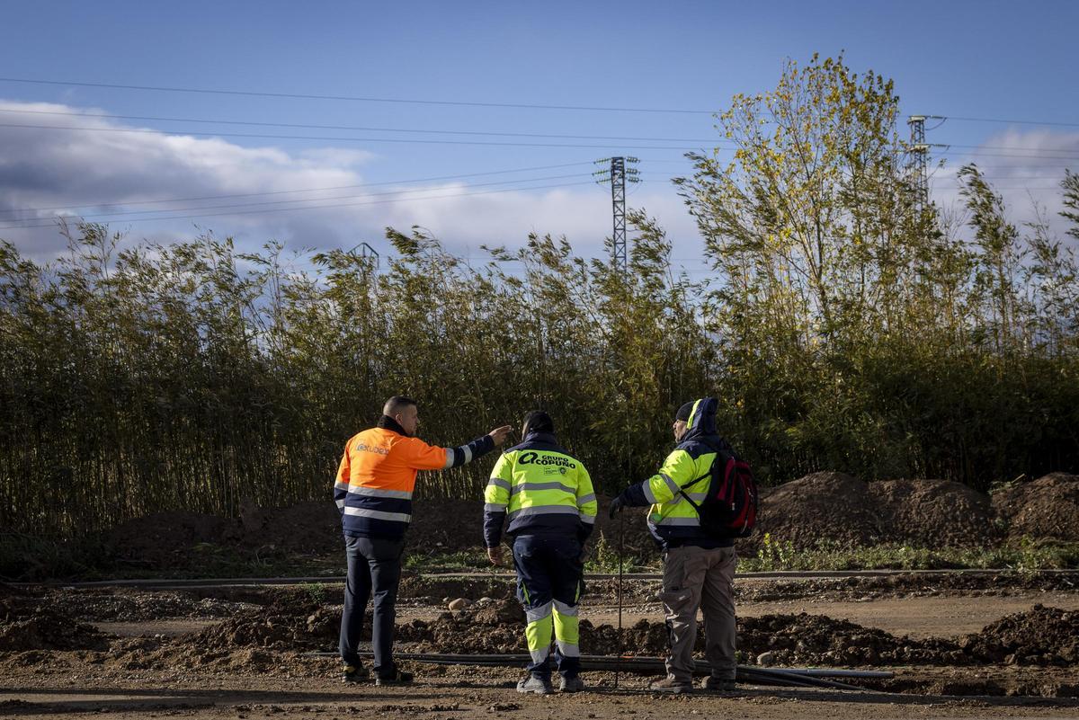 Unos vecinos de Mallén charlando en las inmediaciones de las obras de la A-68