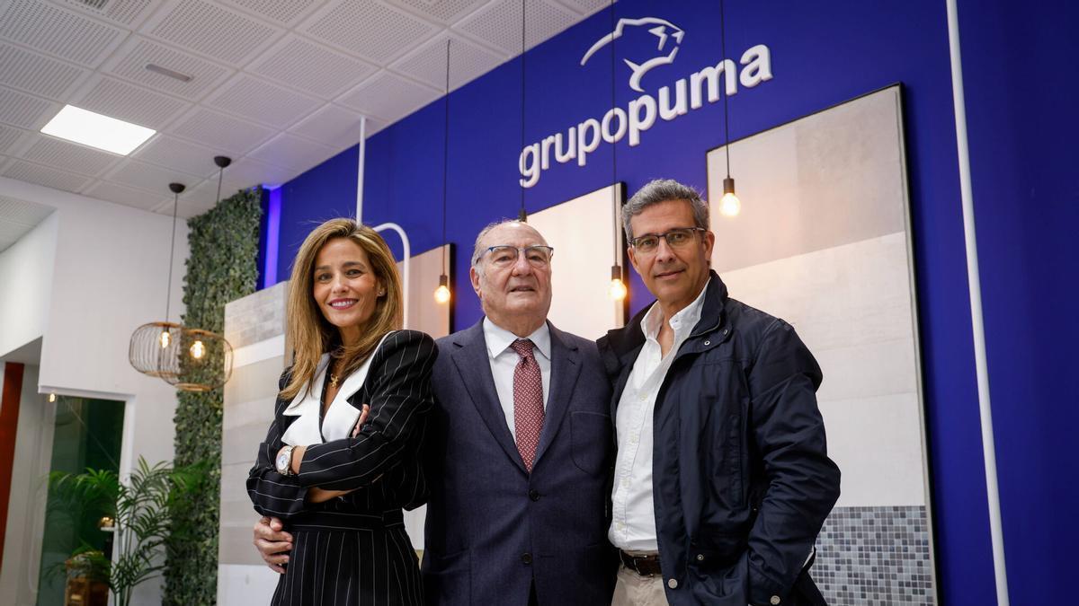 En el centro, Francisco Jiménez, presidente de Grupo Puma, junto a sus hijos, Carmen Jiménez y Francisco Jiménez San Martín.
