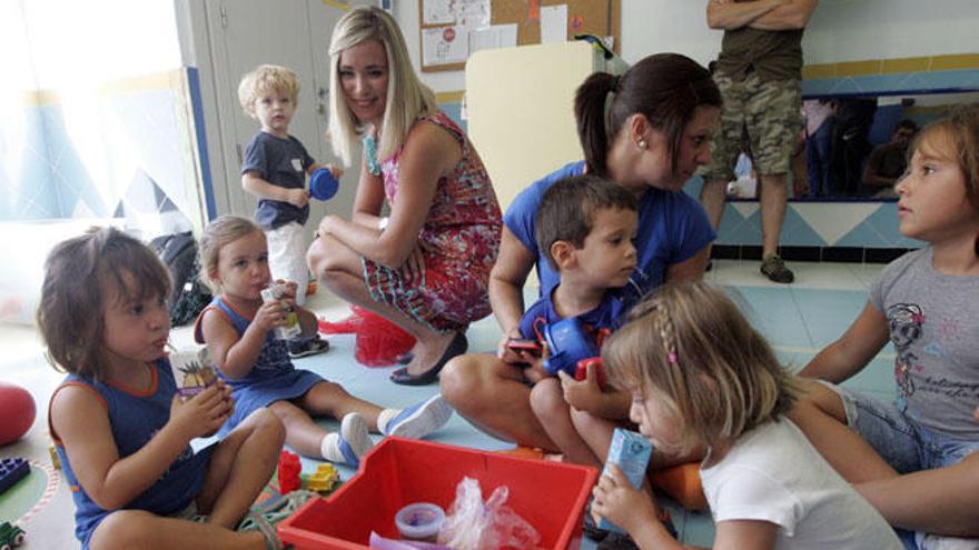 Patricia Alba, junto a los niños de Aula Futura.